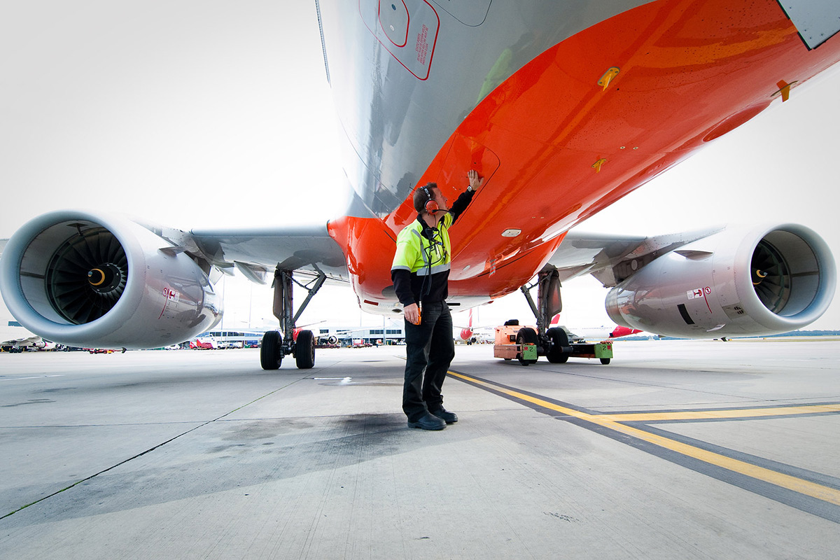 Image of Jetstar ground operations crew inspecting an aircraft